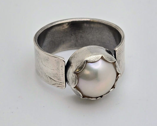 Pearl and embossed sterling silver ring